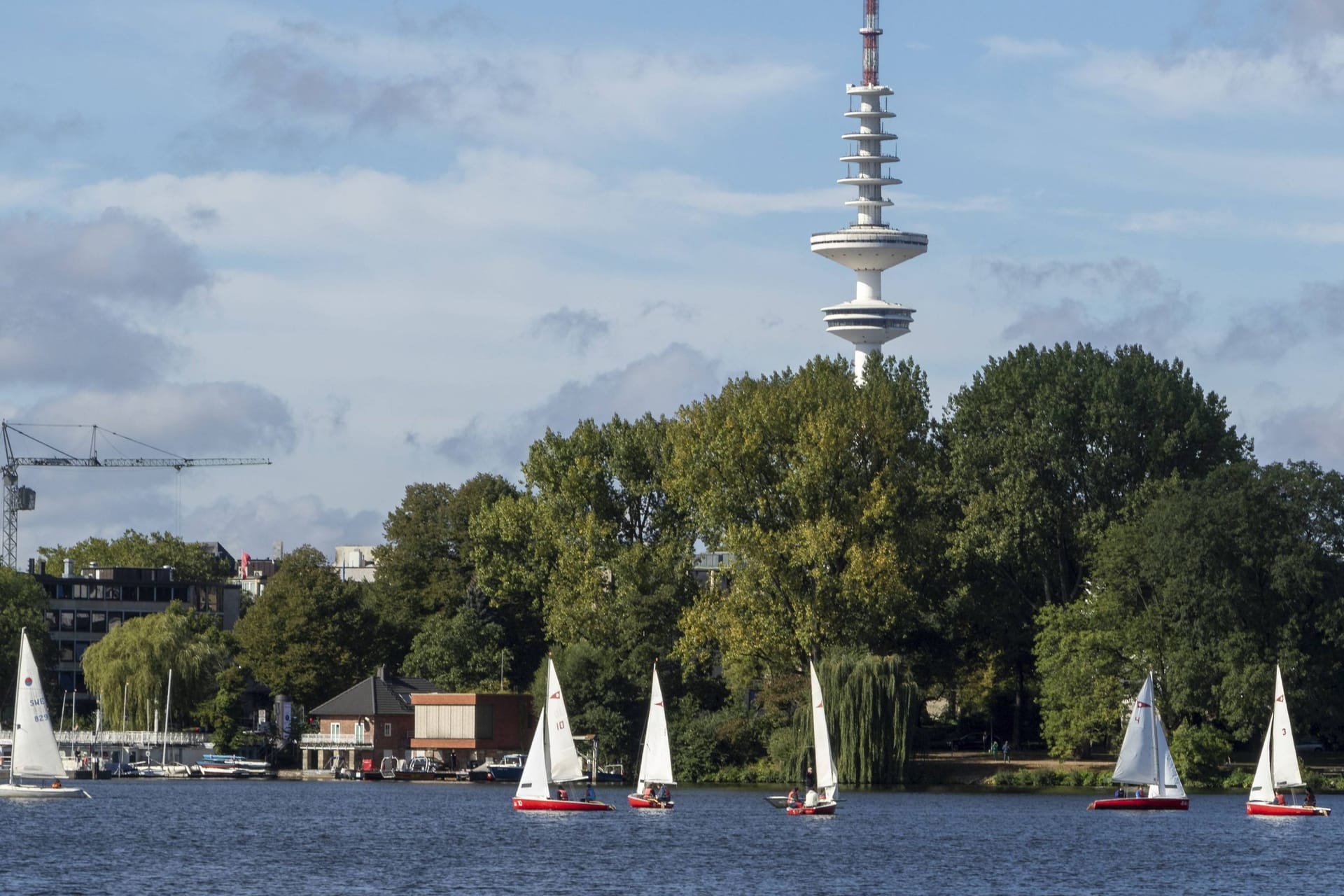 Blick auf die Alster und den Fernsehturm (Archivbild): Das Hamburger Wahrzeichen soll bald wieder für Besucher geöffnet werden.