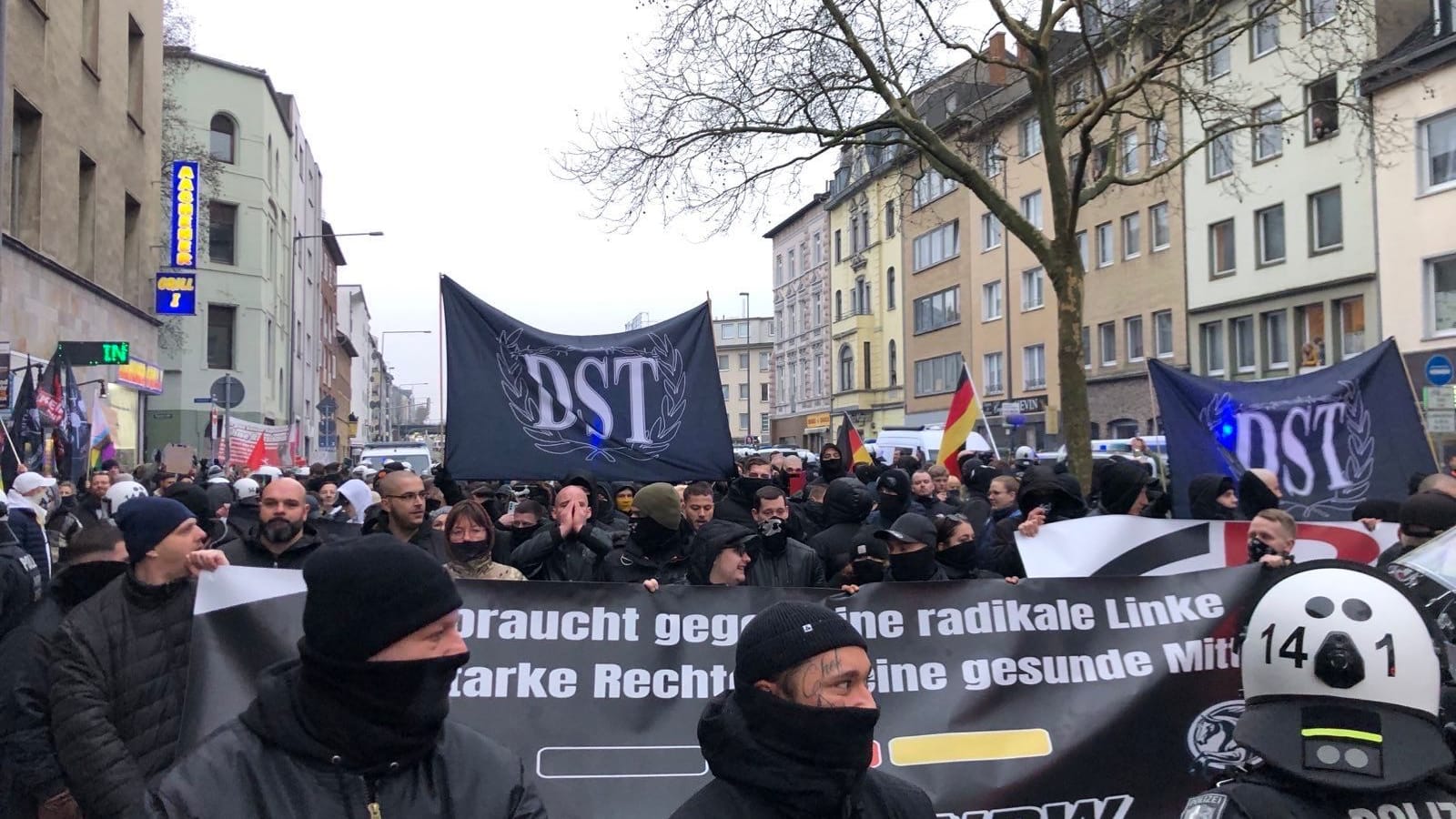 Neonazis machen sich am Bahnhof Rothe Erde auf den Weg.