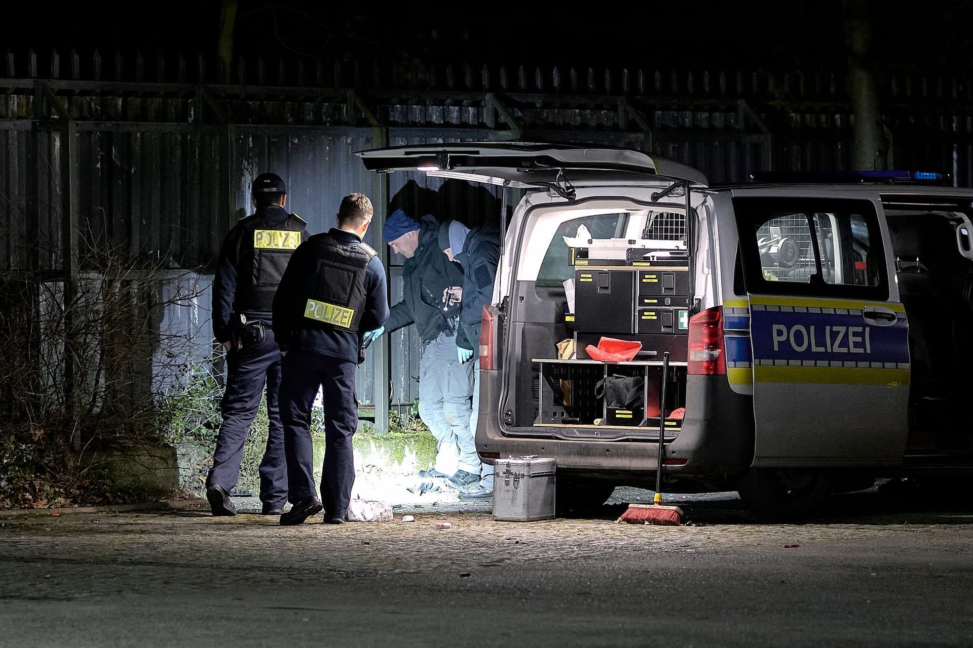 Einsatzkräfte der Polizei untersuchen den Ort einer Explosion außerhalb eines Zauns an einem Polizeigelände in Berlin-Wittenau. (Archivfoto)