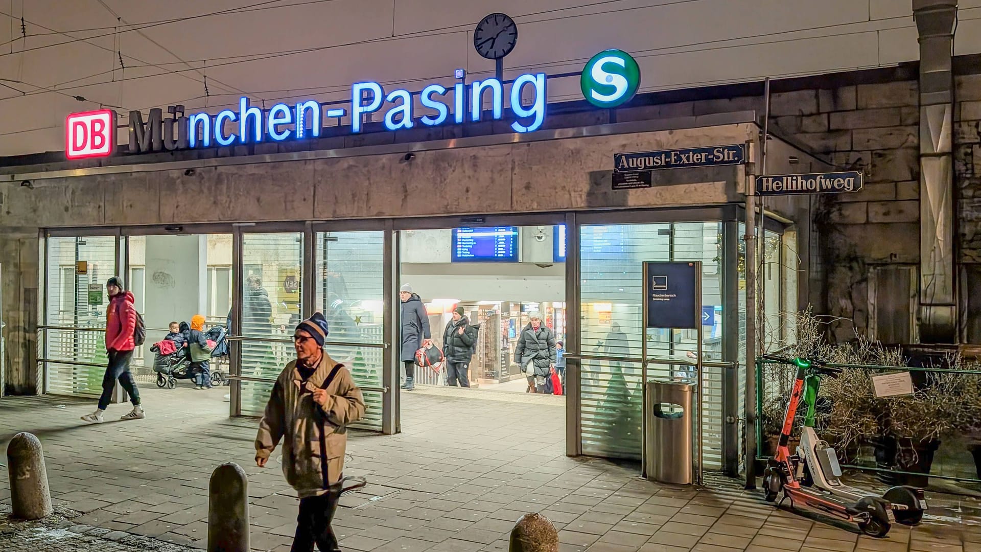 Eingang zum Bahnhof in Pasing (Archivbild): Die Bundespolizei ermittelt wegen gefährlicher Körperverletzung.