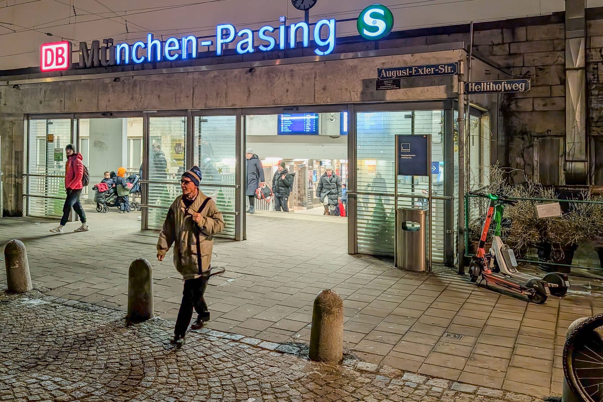 Eingang zum Bahnhof in Pasing (Archivbild): Die Bundespolizei ermittelt wegen gefährlicher Körperverletzung.