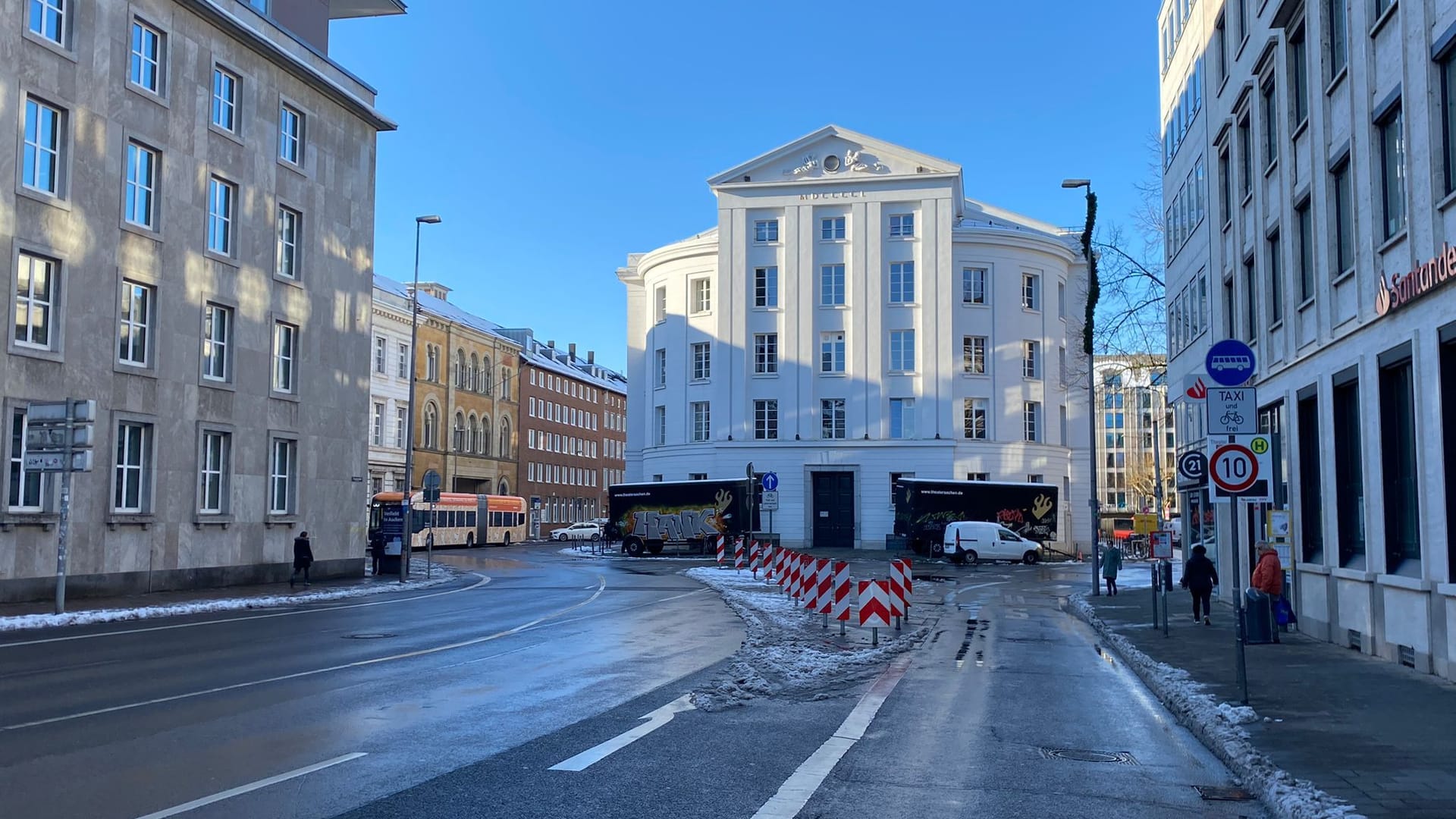 Die Theaterstraße kurz vor dem Stadttheater: Passanten müssen sich künftig an neue Routen gewöhnen.