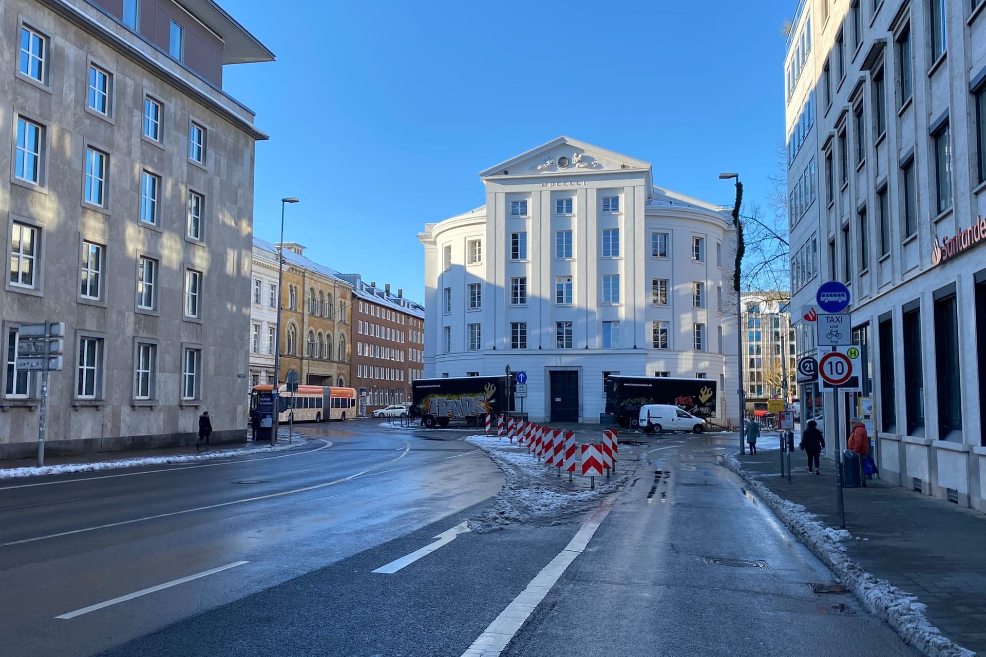 Die Theaterstraße kurz vor dem Stadttheater: Passanten müssen sich künftig an neue Routen gewöhnen.