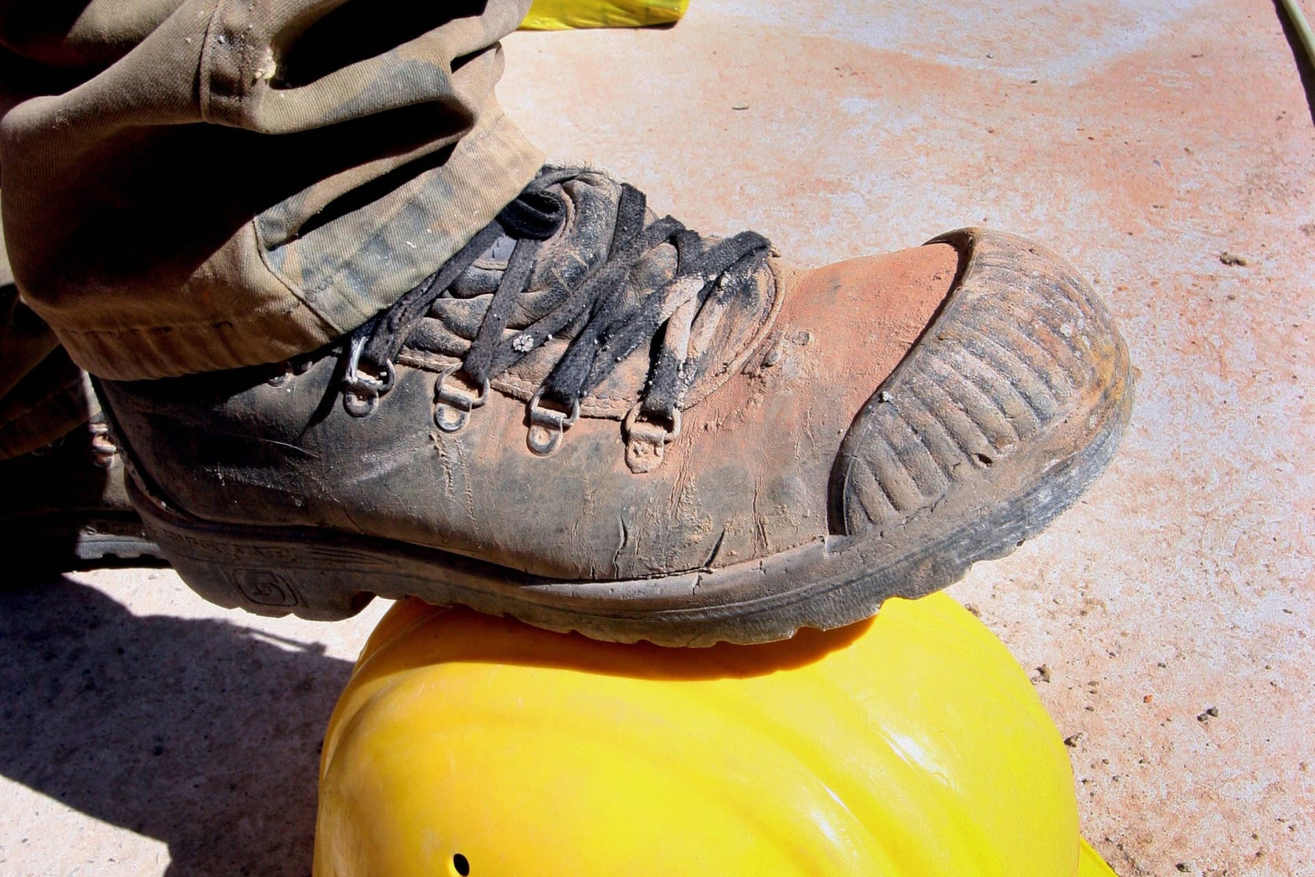 Stahlkappenschuh (Symbolbild): Der Täter hörte erst auf, als der Mann bewusstlos war.