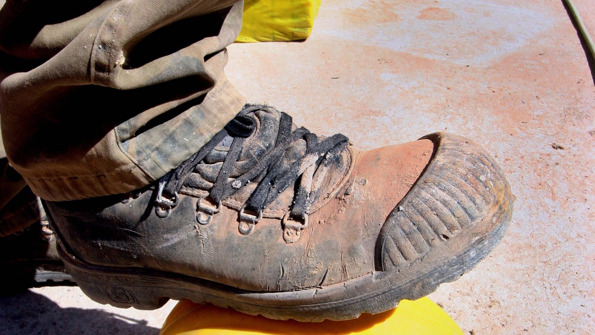 Stahlkappenschuh (Symbolbild): Der Täter hörte erst auf, als der Mann bewusstlos war.