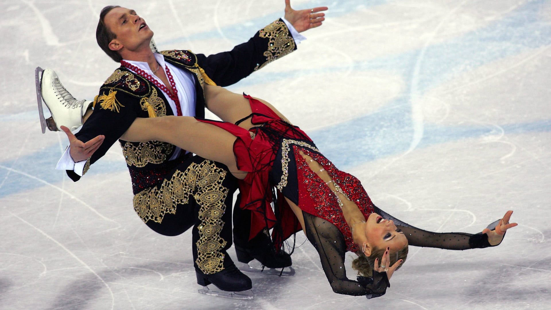 Roman Kostomarow (l.) bei seinem Olympiasieg 2006 in Turin mit Partnerin Tatiana Navka.