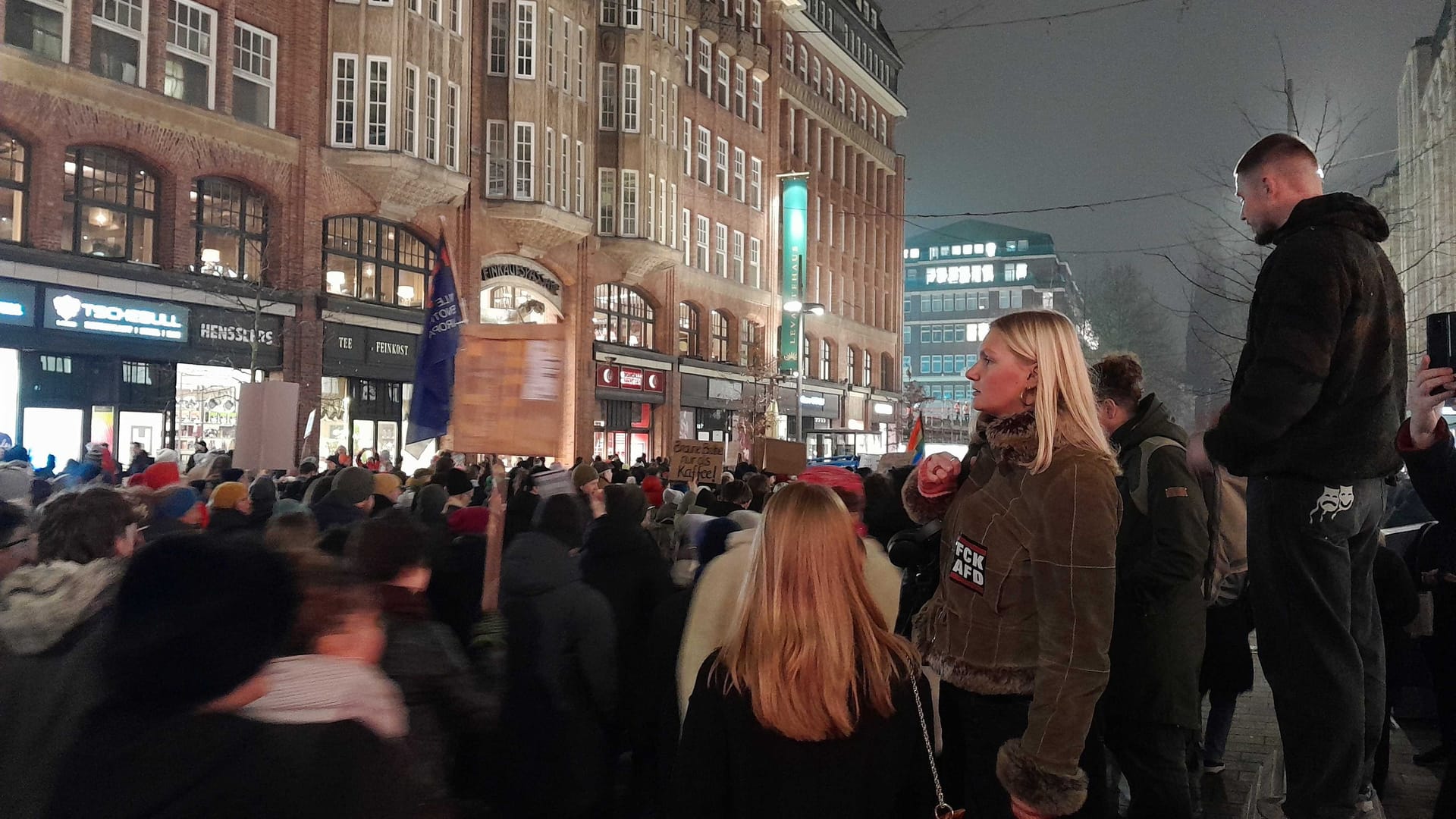 Demonstration gegen die AfD: Es ist voll in Hamburgs Innenstadt.