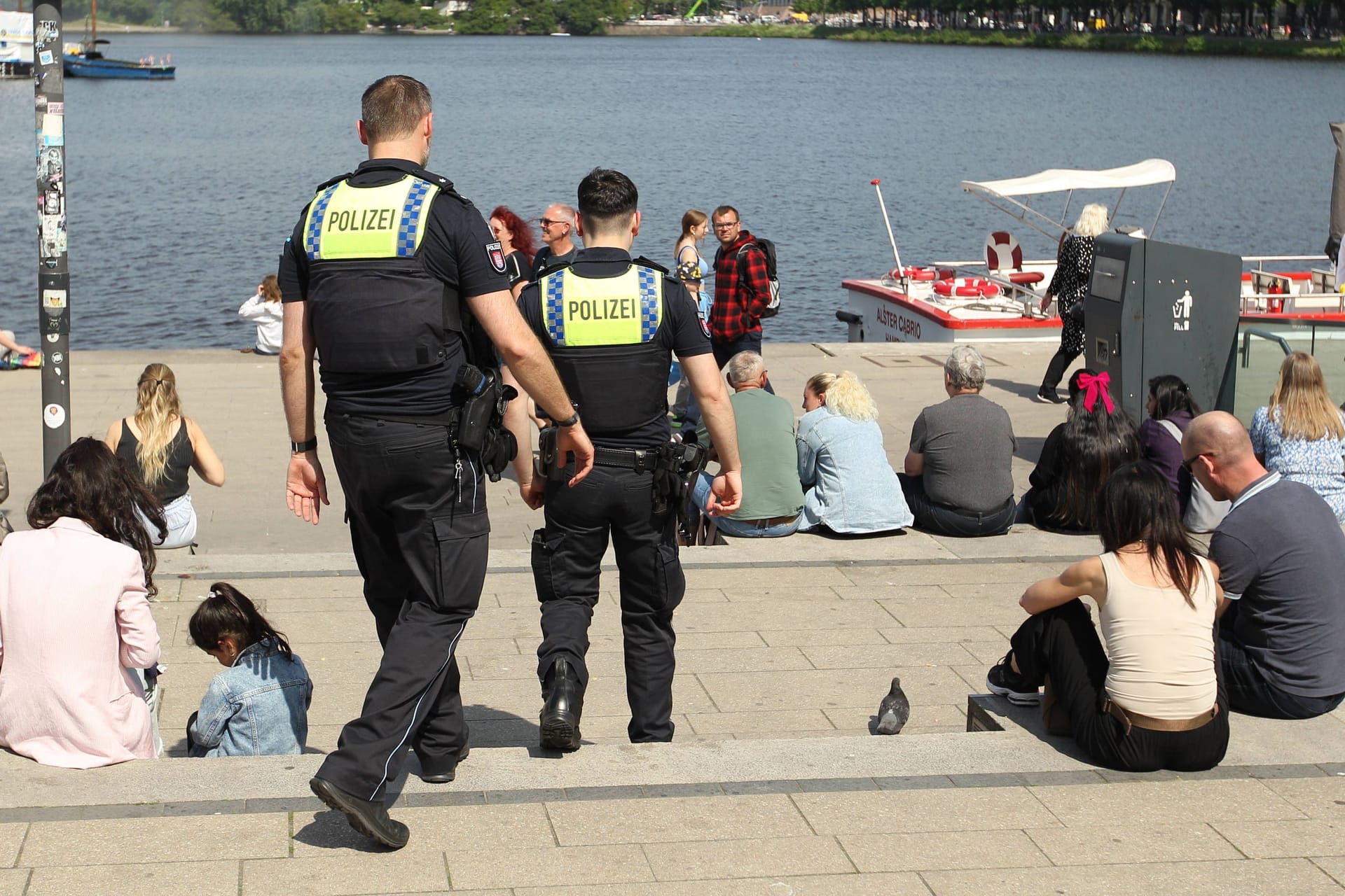 Zwei Polizisten beim Schiffsanleger Jungfernstieg (Archivbild): Immer wieder kommt es zu Übergriffen auf Frauen und andere Passanten.