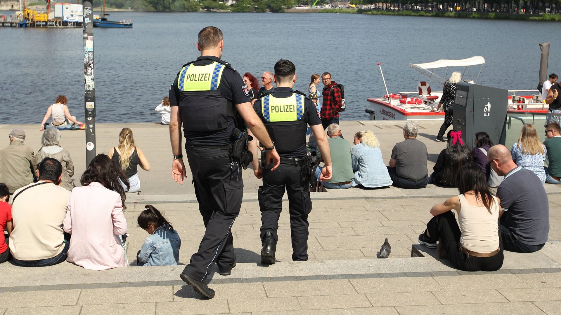 Zwei Polizisten beim Schiffsanleger Jungfernstieg (Archivbild): Immer wieder kommt es zu Übergriffen auf Frauen und andere Passanten.