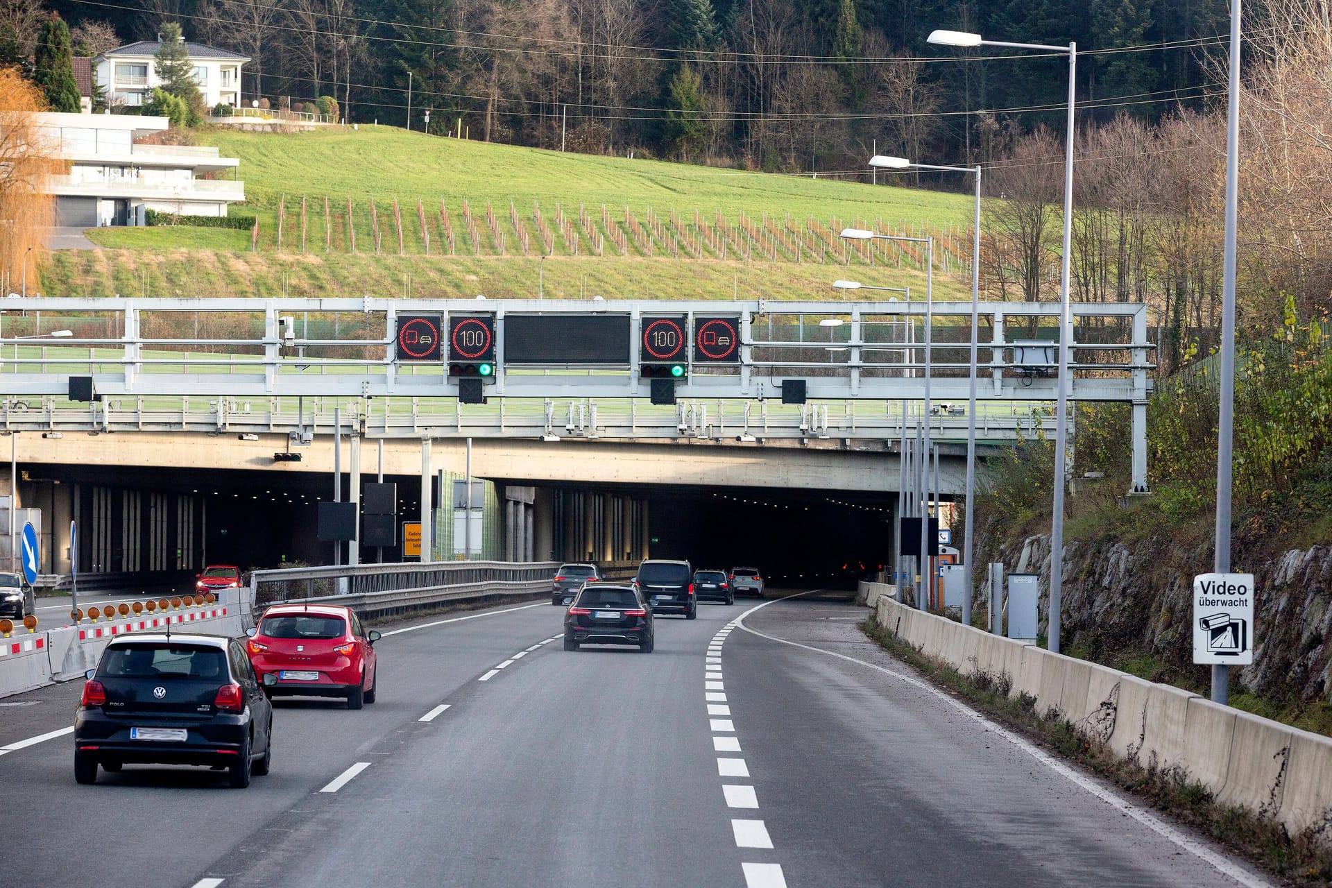 Einfahrt in den österreichischen Pfändertunnel: Hier brannte am Wochenende ein Auto.