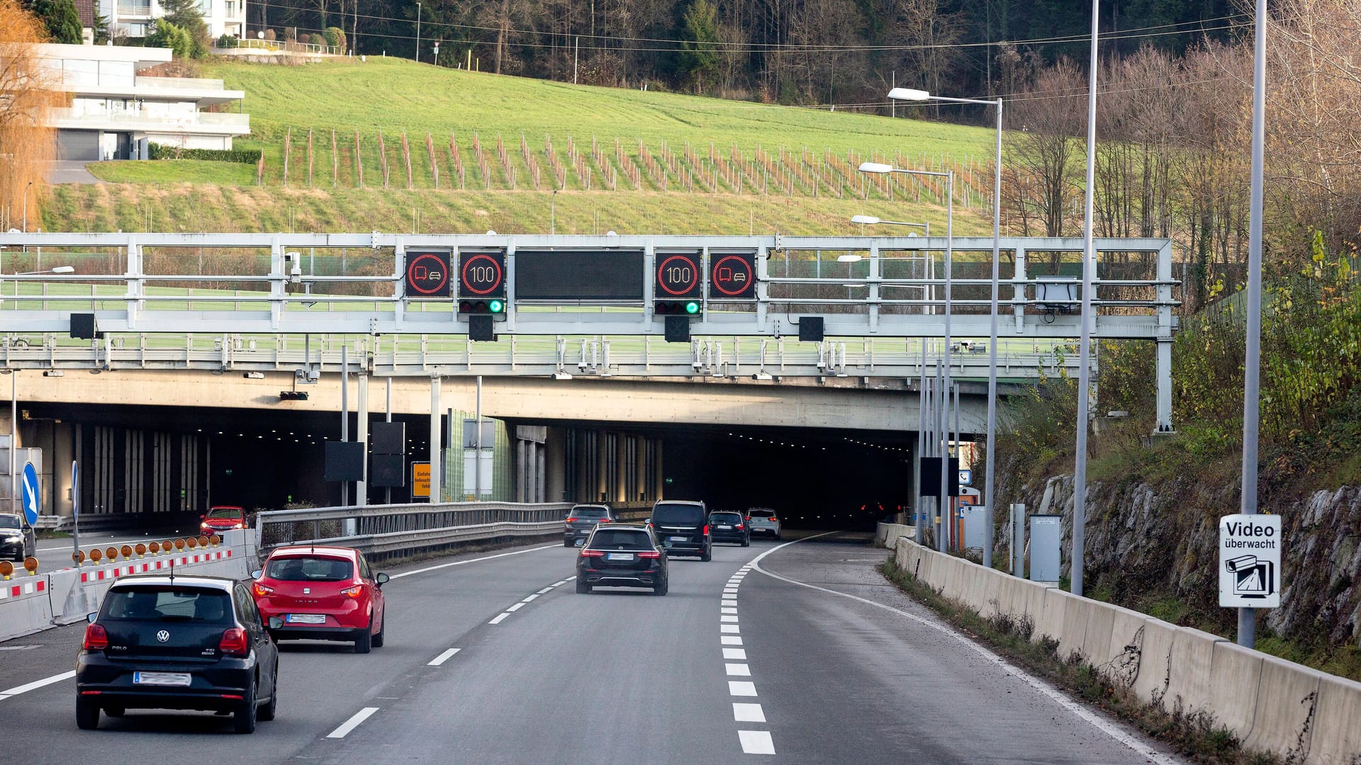 Einfahrt in den österreichischen Pfändertunnel: Hier brannte am Wochenende ein Auto.