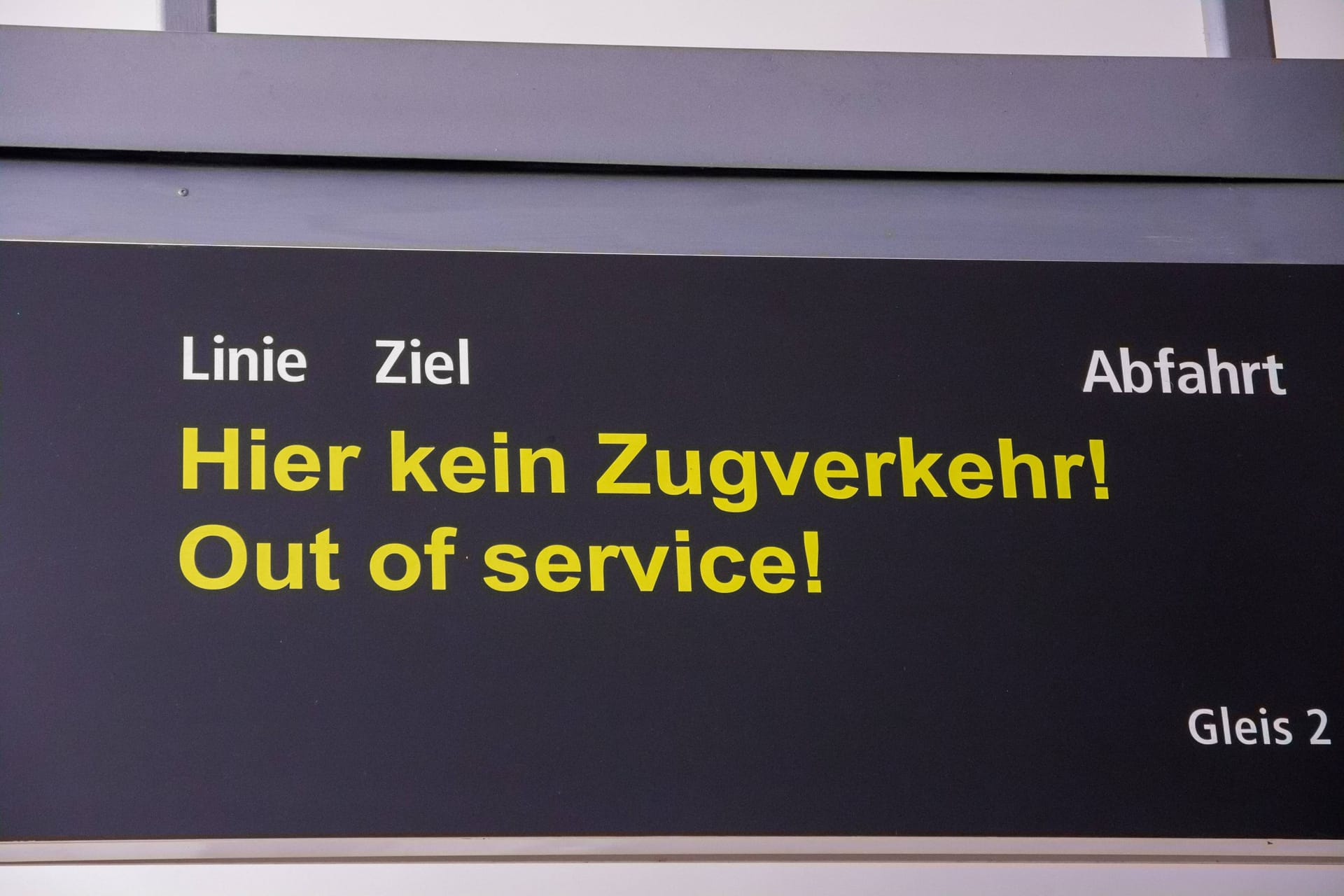 Schild bei Bahnsteig sagt: Hier kein Zugverkehr, out of order Öffentlicher Personennahverkehr Berlin