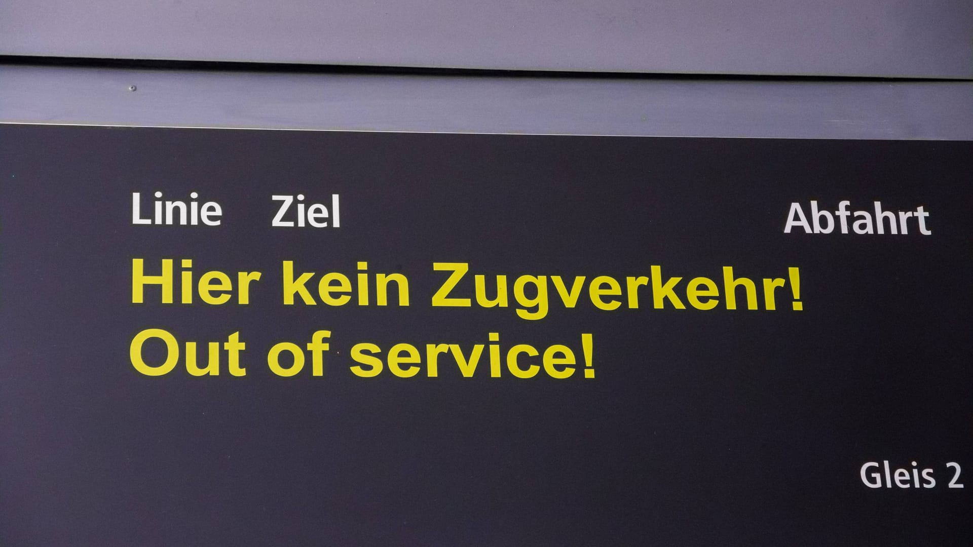 Schild bei Bahnsteig sagt: Hier kein Zugverkehr, out of order Öffentlicher Personennahverkehr Berlin