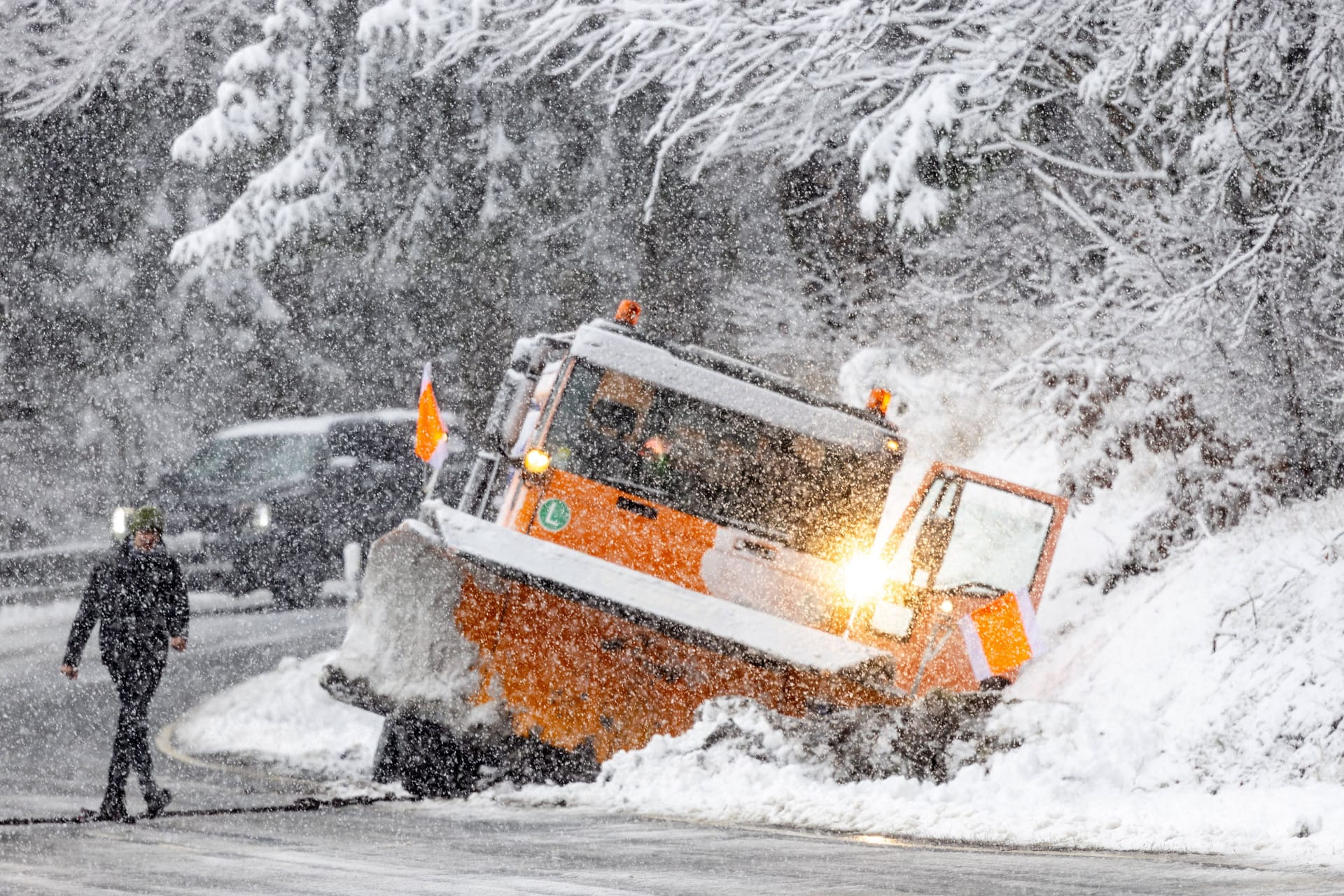 Wintereinbruch im Taunus: Ein Fahrzeug des Winterdienstes ist am Donnerstag bei Schneefall in den Graben gerutscht.