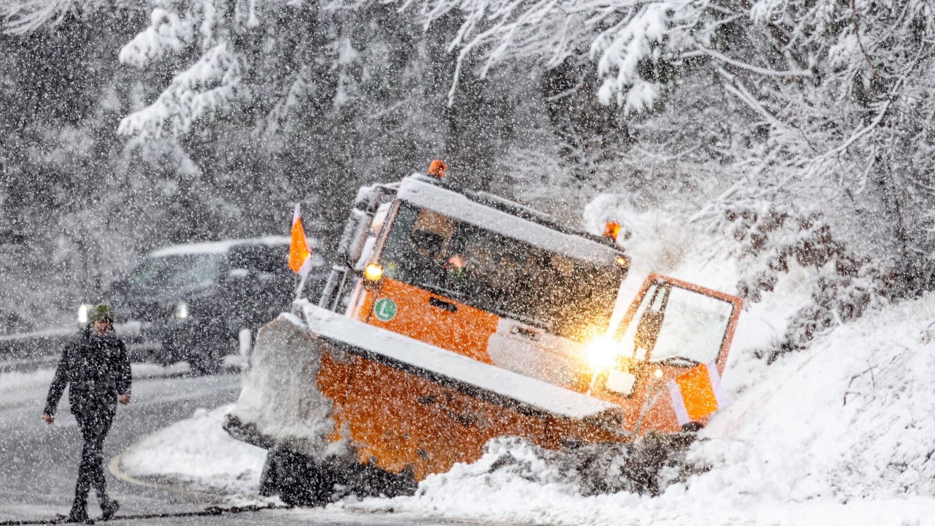 Wintereinbruch im Taunus: Ein Fahrzeug des Winterdienstes ist am Donnerstag bei Schneefall in den Graben gerutscht.