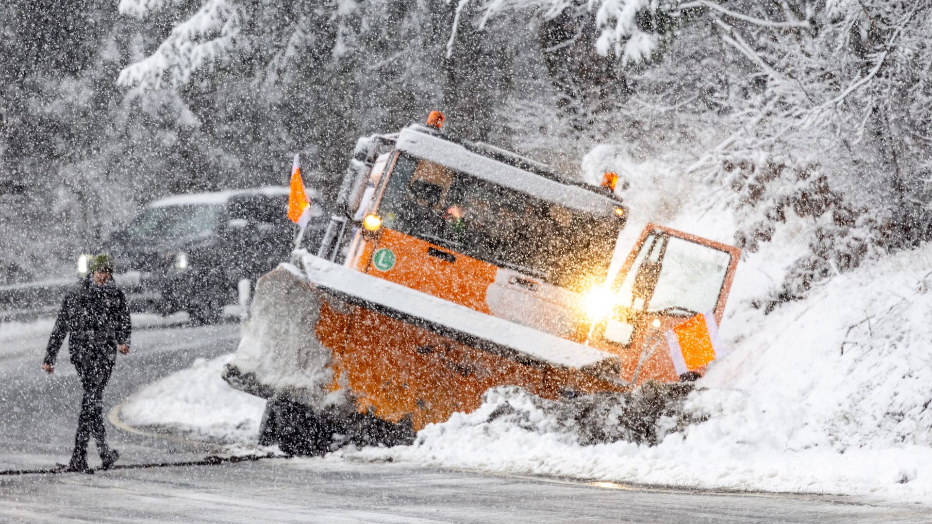 Wintereinbruch im Taunus: Ein Fahrzeug des Winterdienstes ist am Donnerstag bei Schneefall in den Graben gerutscht.