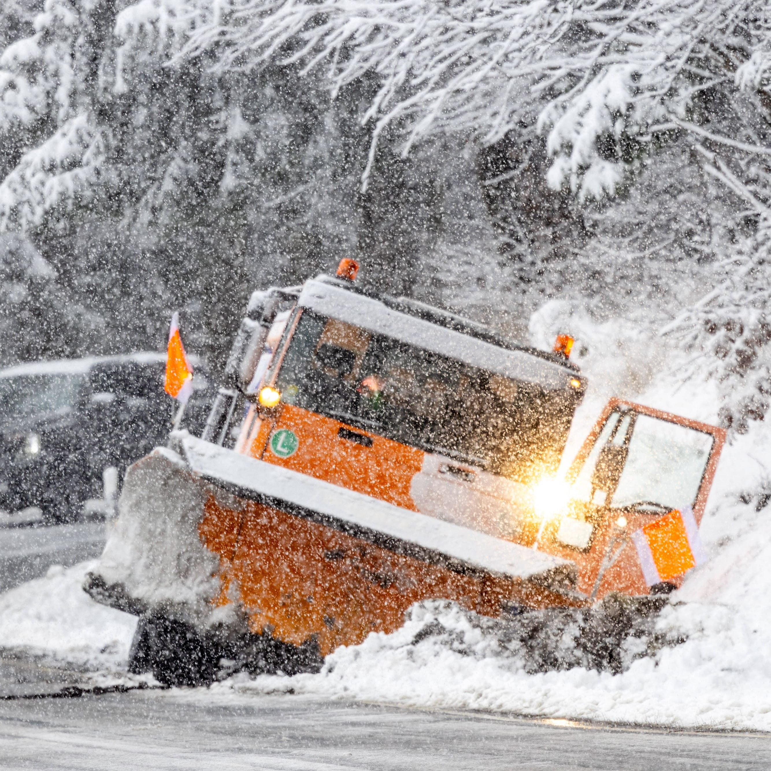 Wintereinbruch im Taunus: Ein Fahrzeug des Winterdienstes ist am Donnerstag bei Schneefall in den Graben gerutscht.