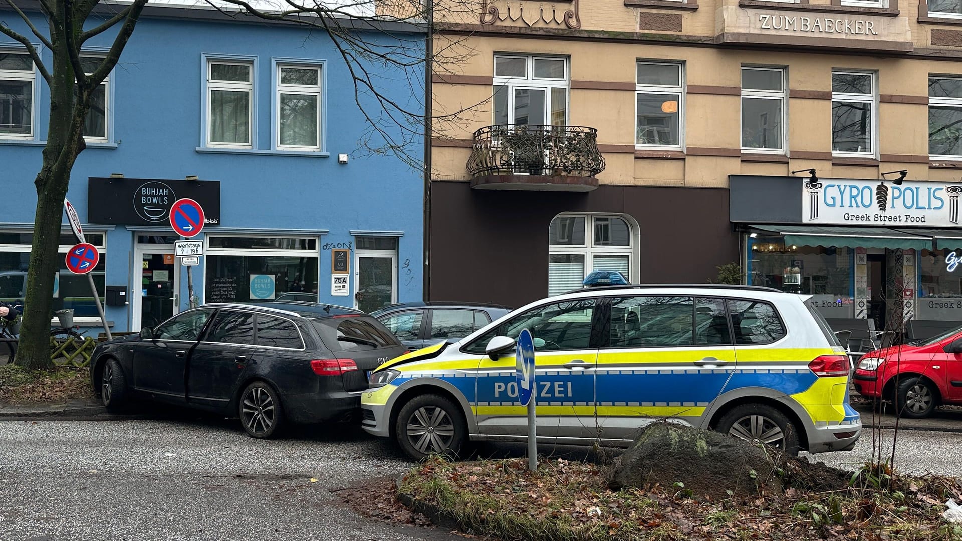 Audi und Einsatzfahrzeug in Bahrenfeld: Die Verfolgungsjagd endete glimpflich.