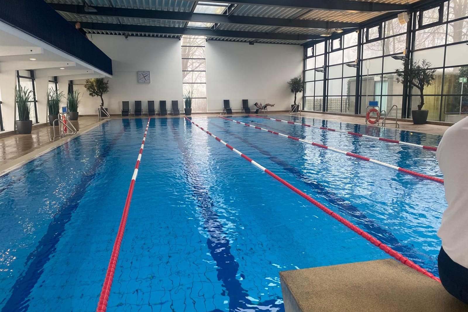 Das leere Stadionbad: Fünf Kameras überwachen die Wasseroberfläche des Sportbeckens.