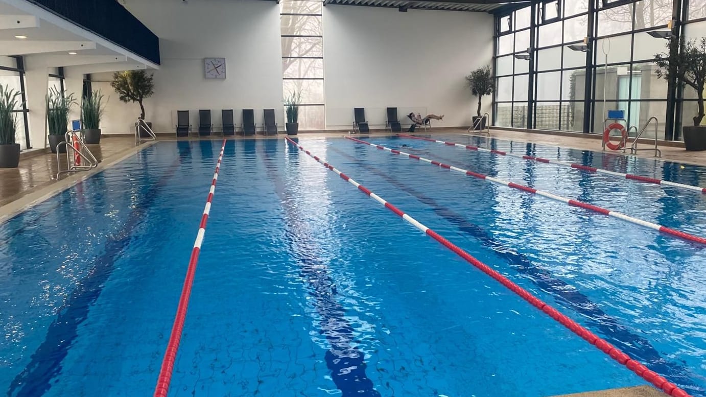 Das leere Stadionbad: Fünf Kameras überwachen die Wasseroberfläche des Sportbeckens.