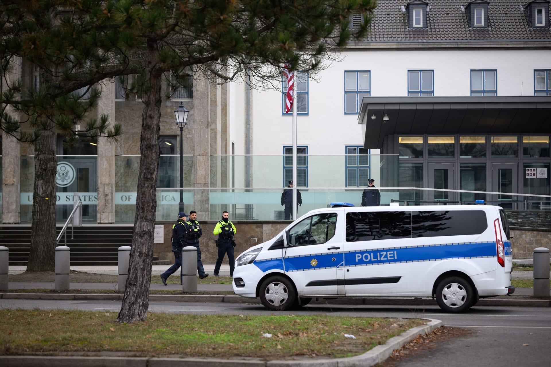 17.01.2025, Berlin: Ein Polizeiwagen steht vor dem Gelände der US-Botschaft und des US-Konsulats an der Clayallee in Zehlendorf. Ein verdächtiger Brief im Konsulat der amerikanischen Botschaft in Berlin-Dahlem hat einen Polizeieinsatz ausgelöst. Die Poststelle wurde gesperrt und Experten des Kriminaltechnischen Instituts des Berliner Landeskriminalamtes haben die Sendung untersucht.