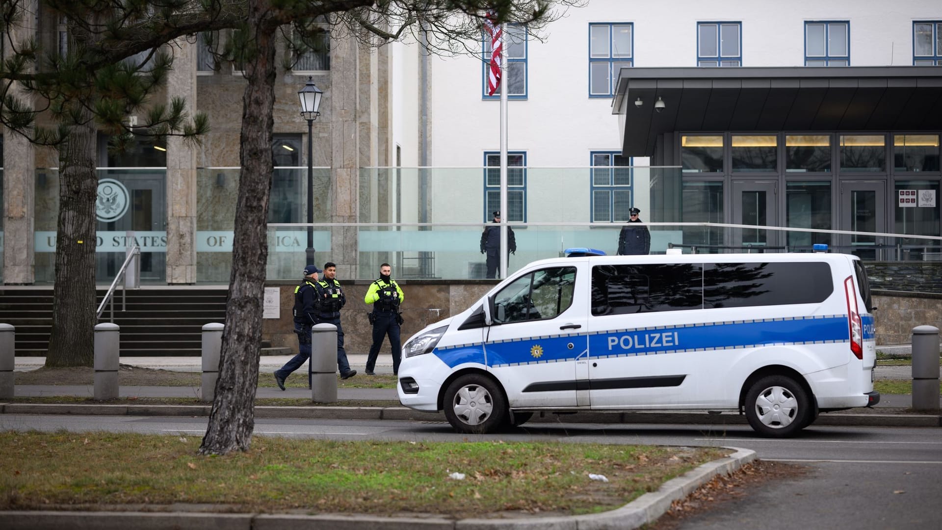 17.01.2025, Berlin: Ein Polizeiwagen steht vor dem Gelände der US-Botschaft und des US-Konsulats an der Clayallee in Zehlendorf. Ein verdächtiger Brief im Konsulat der amerikanischen Botschaft in Berlin-Dahlem hat einen Polizeieinsatz ausgelöst. Die Poststelle wurde gesperrt und Experten des Kriminaltechnischen Instituts des Berliner Landeskriminalamtes haben die Sendung untersucht.