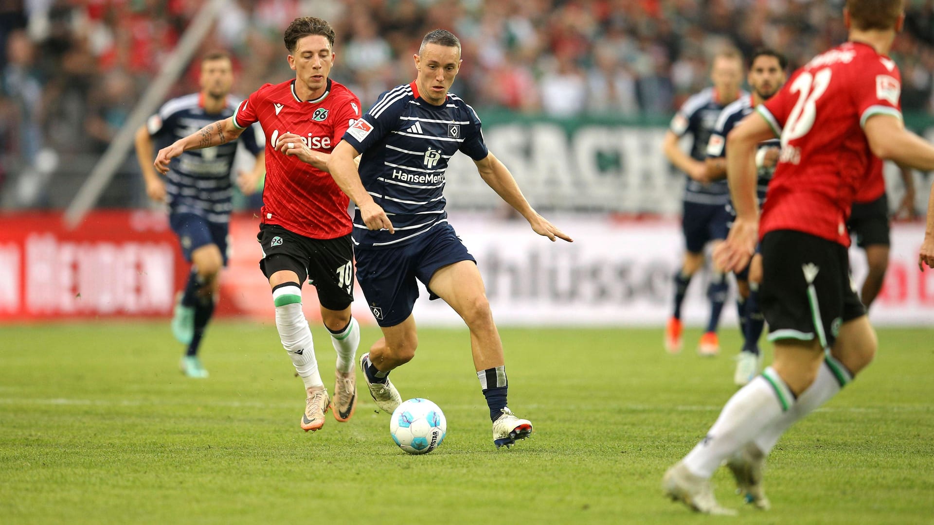 Silvan Hefti (r.) im Zweikampf mit Jannik Rochelt (Archivbild): Fans, die am Sonntag HSV gegen Hannover 96 im Volkspark sehen wollen, brauchen gute Nerven.