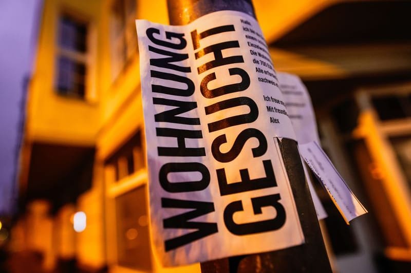 Ein Schild mit der Aufschrift "Wohnung gesucht" hängt an einer Laterne: Die Mieten werden in NRW künftig in 57 Kommunen begrenzt.