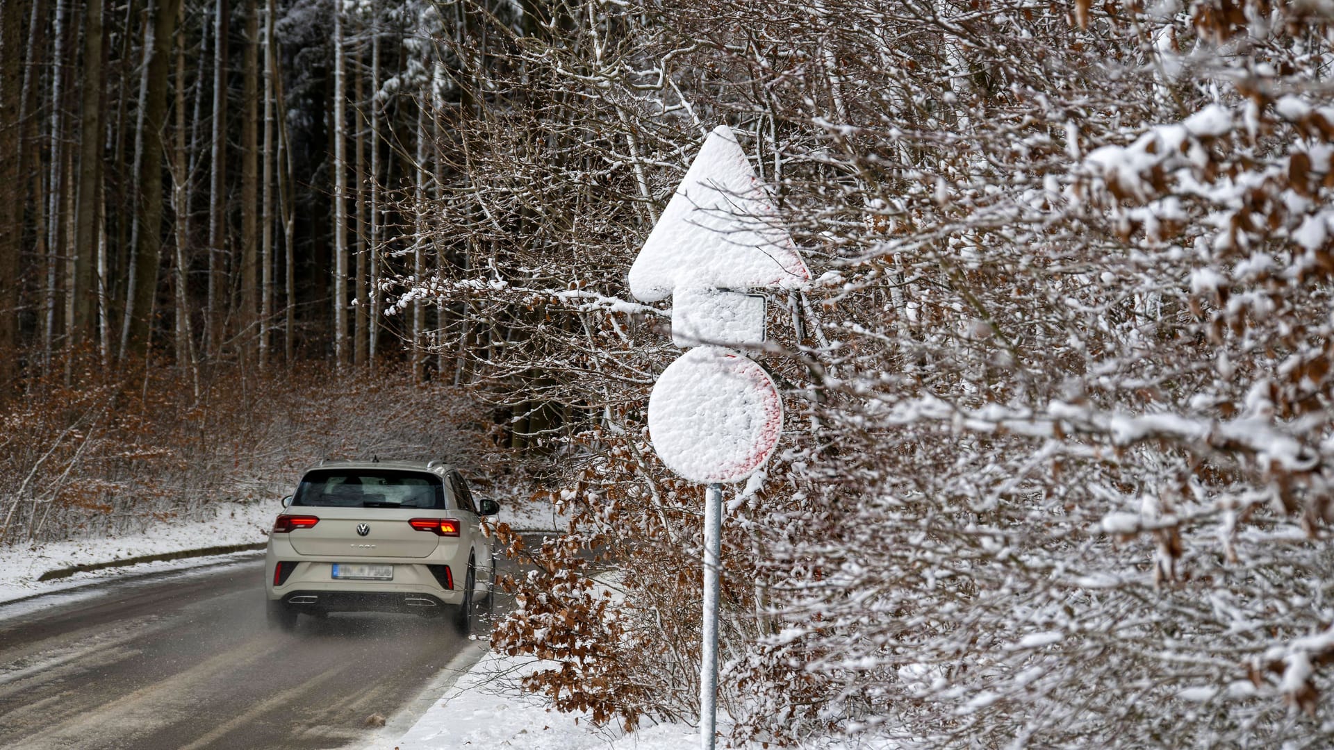 Große Schneemengen am Straßenrand: Eine Schnee- und Starkregenfront erreicht ab Mittwochabend Köln und die Region. Bis Freitag fallen teils große Schneemengen.