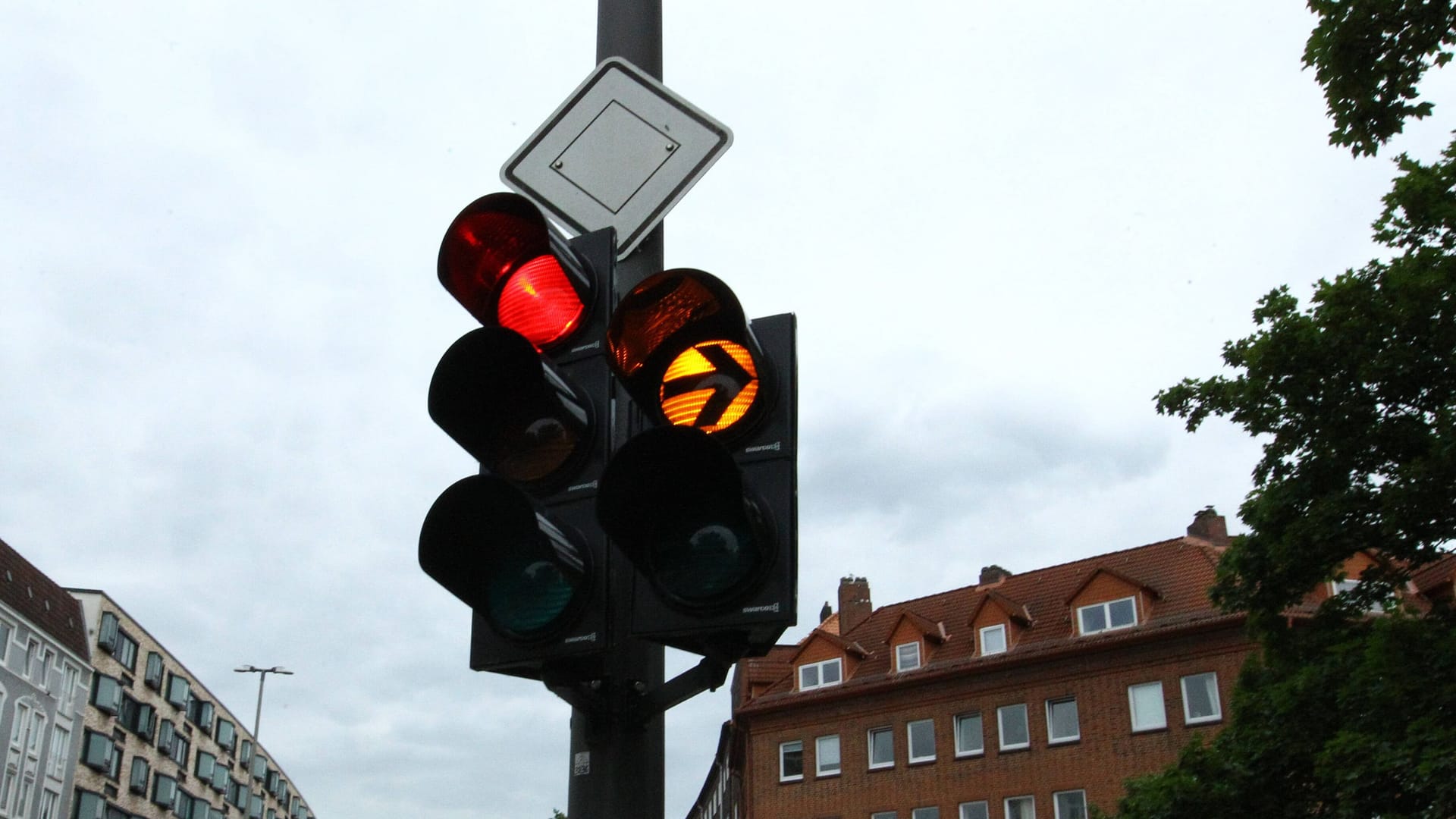 Eine Ampel (Symbolbild): In Hannover ist ein junger Mann an einer Kreuzung niedergestochen worden. Eine Ampel (Symbolbild): In Hannover ist ein junger Mann an einer Kreuzung niedergestochen worden.