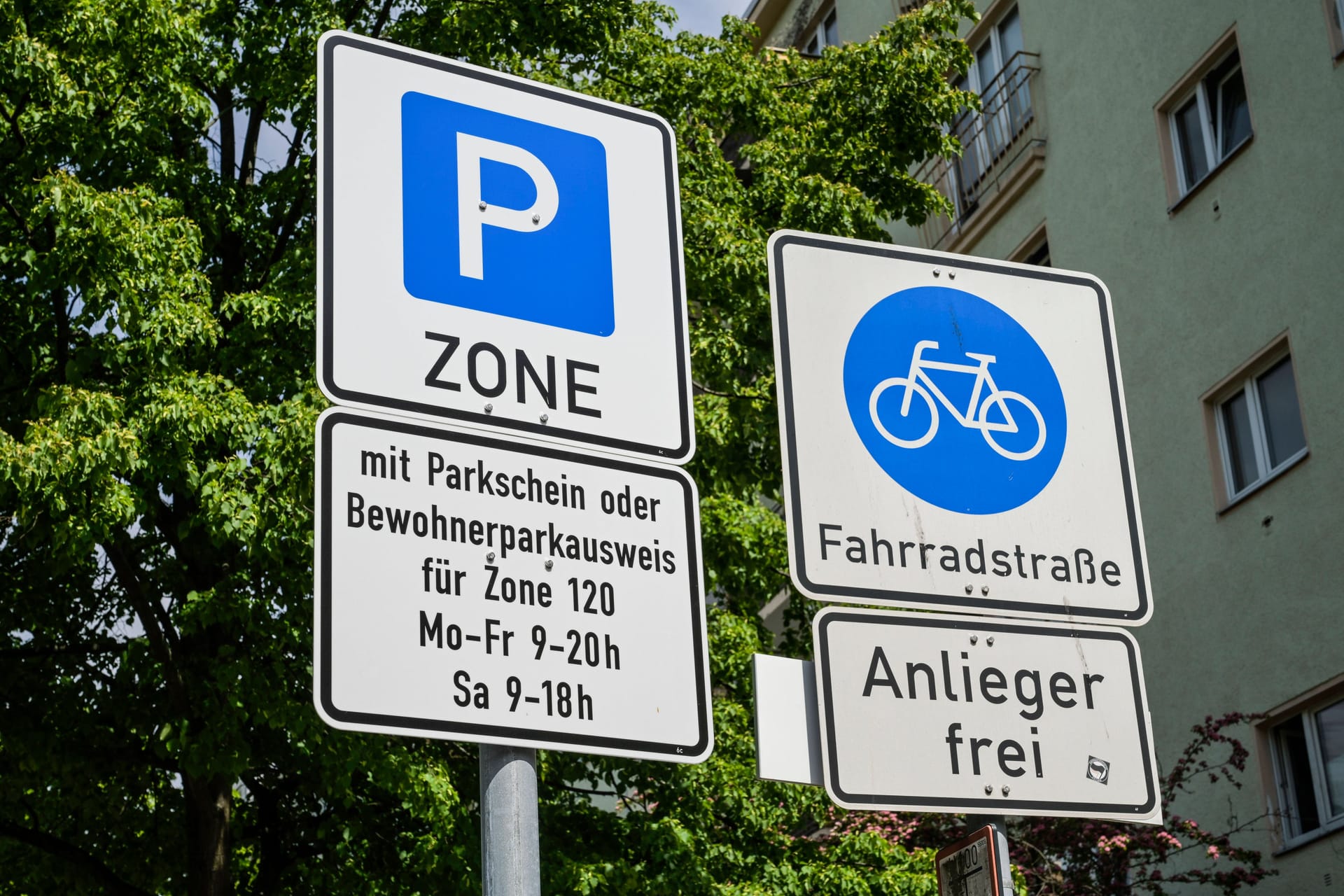 Schild Anwohner Parkzone (Archivbild): In Berlin könnten Anwohnerparkausweise demnächst teurer werden.