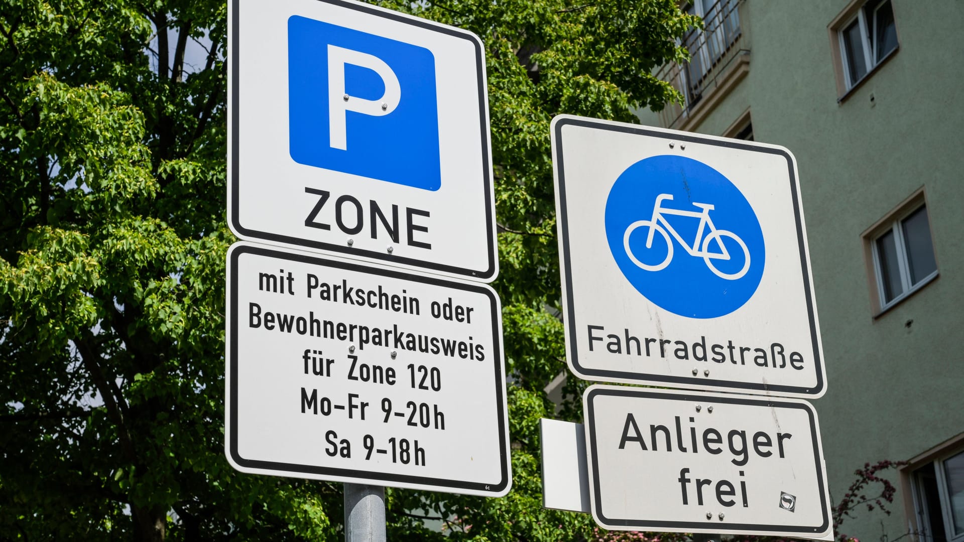 Schild Anwohner Parkzone (Archivbild): In Berlin könnten Anwohnerparkausweise demnächst teurer werden.