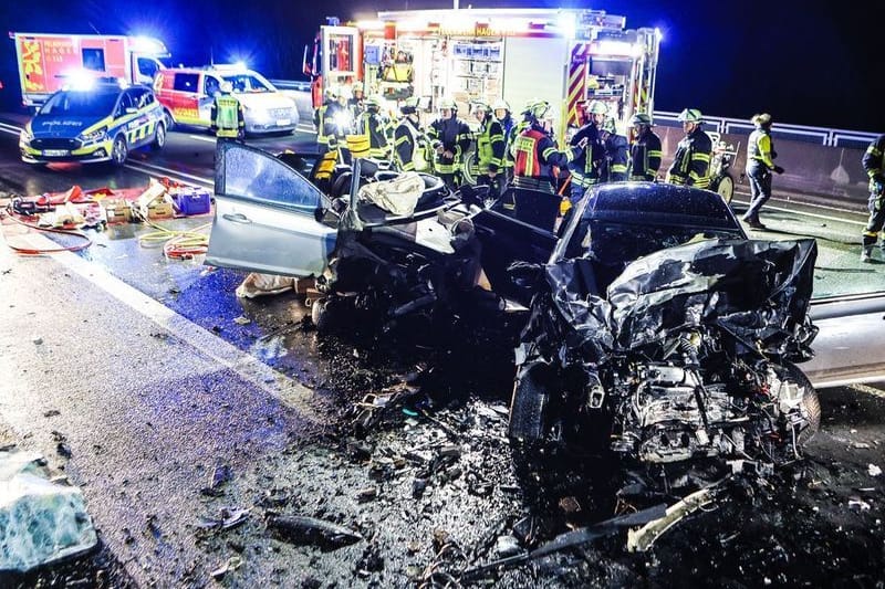 Ein Autowrack steht an einer Unfallstelle: Bei einem Überholmanöver ist es am frühen Morgen in Hagen zu einem tödlichen Verkehrsunfall gekommen,