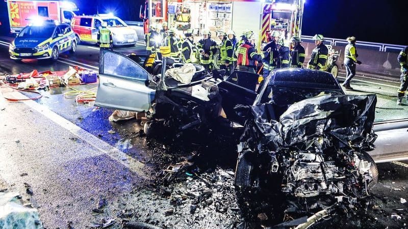 Ein Autowrack steht an einer Unfallstelle: Bei einem Überholmanöver ist es am frühen Morgen in Hagen zu einem tödlichen Verkehrsunfall gekommen,