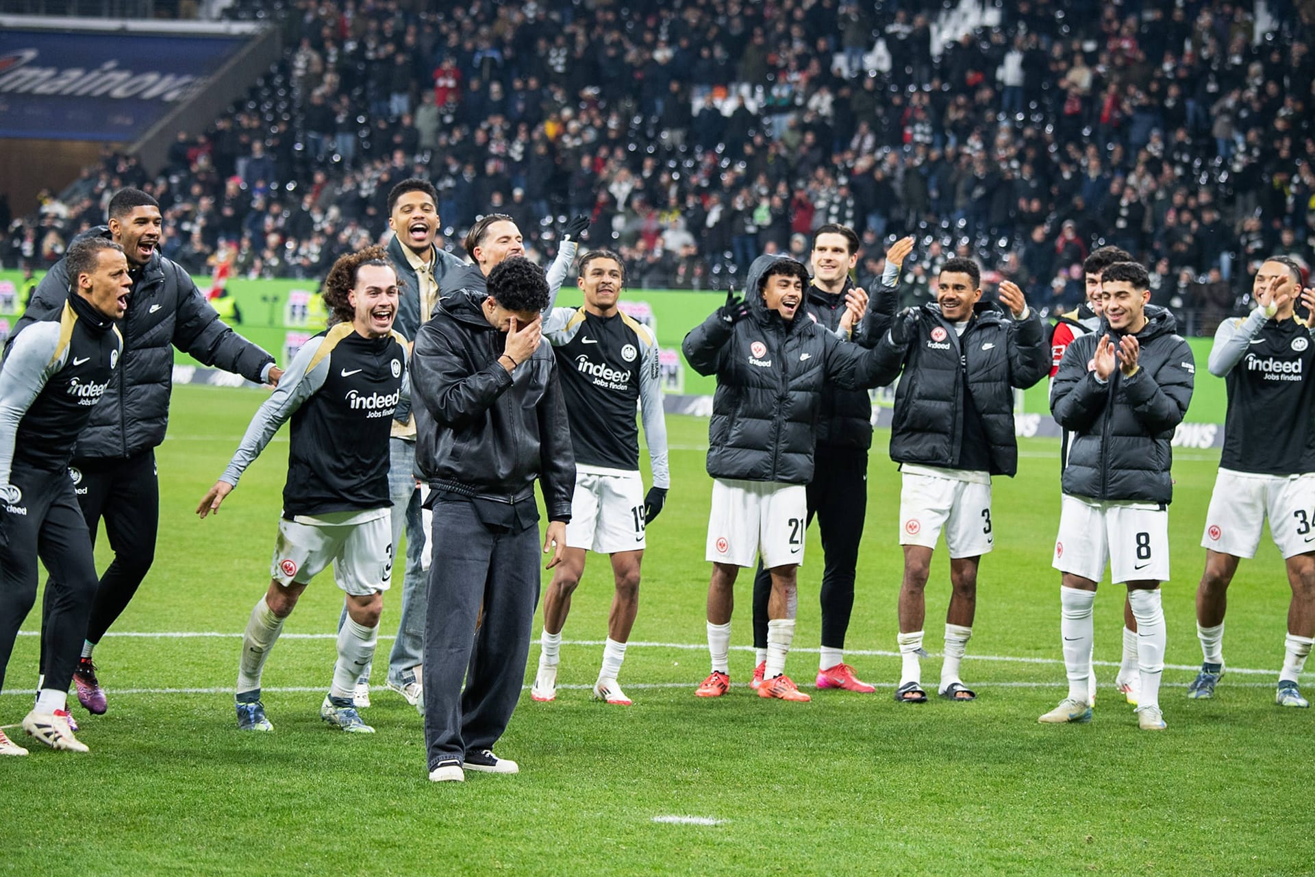 Die Eintracht feiert ihren einstigen Spieler.