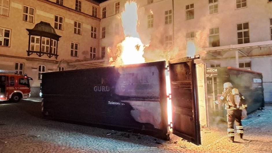 Flammen schlagen aus dem Container: Die Feuerwehr konnte den Brand aber schnell löschen, im Hintergrund befindet sich die Wohnanlage.