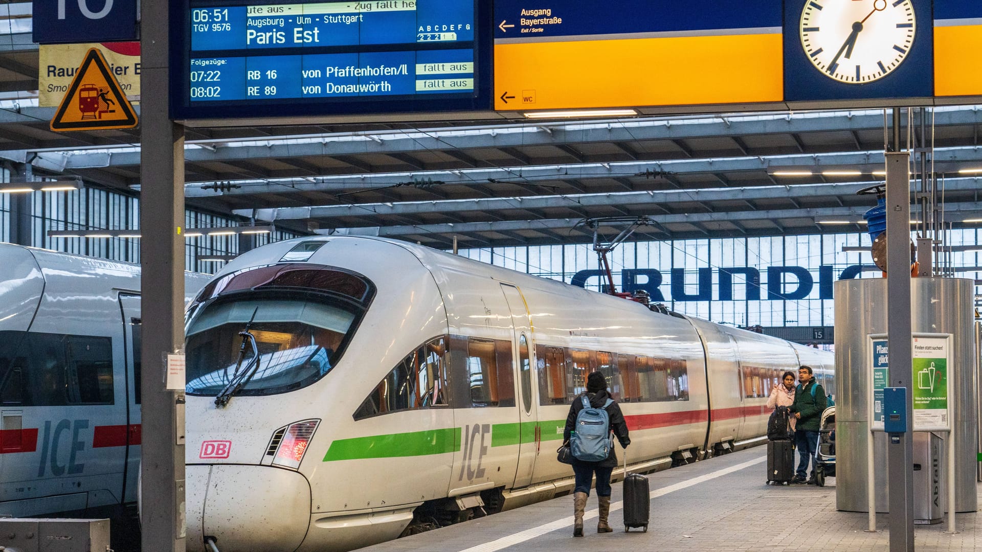 Ein ICE nach Paris steht am Münchner Hauptbahnhof (Archivbild): Bisher gibt es nur eine Direktverbindung pro Tag.