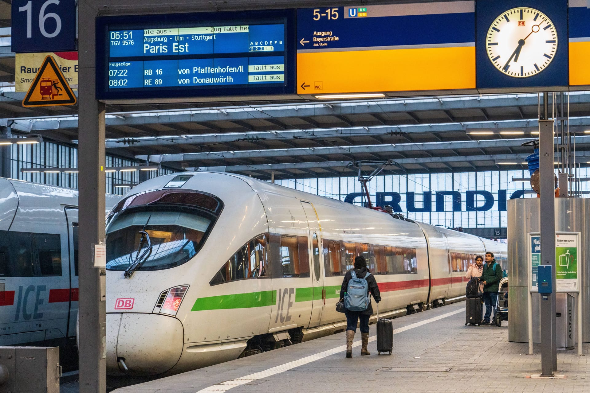 Ein ICE nach Paris steht am Münchner Hauptbahnhof (Archivbild): Bisher gibt es nur eine Direktverbindung pro Tag.