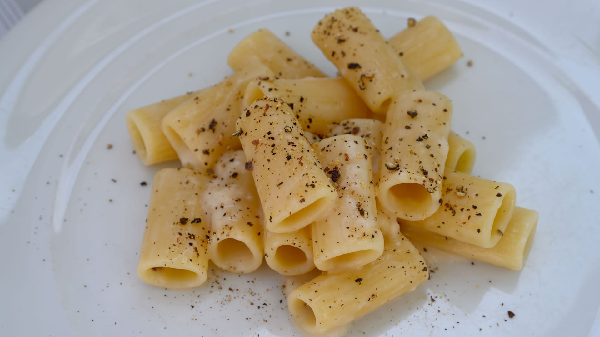 Eine schöne Schärfe durch Schwarzen Pfeffer: Rigatoni Cacio e Pepe.