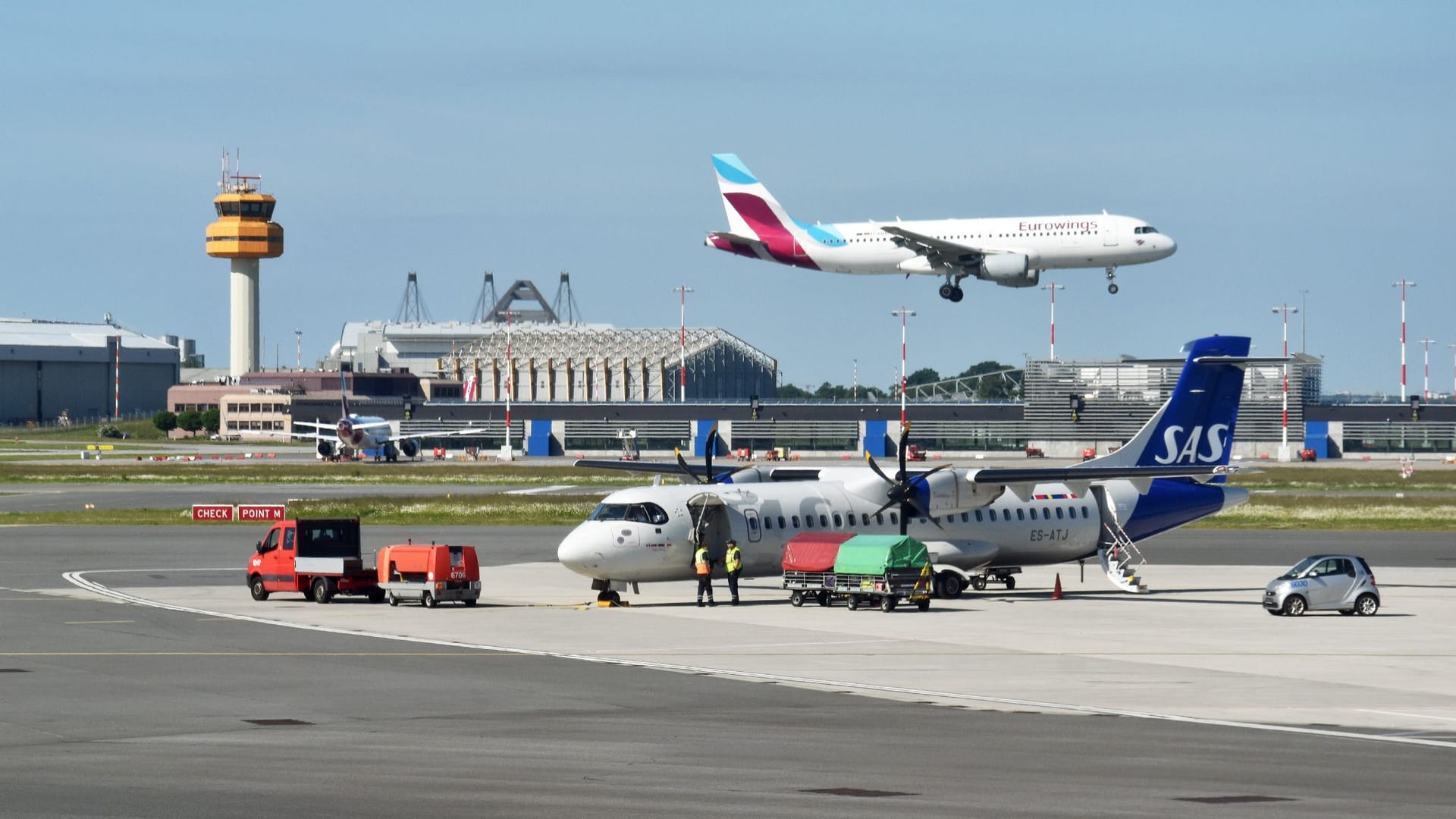 Hamburg Airport: Blick aufs Vorfeld, die Landebahn 05 und die Gebäude der Lufthansa Technik.