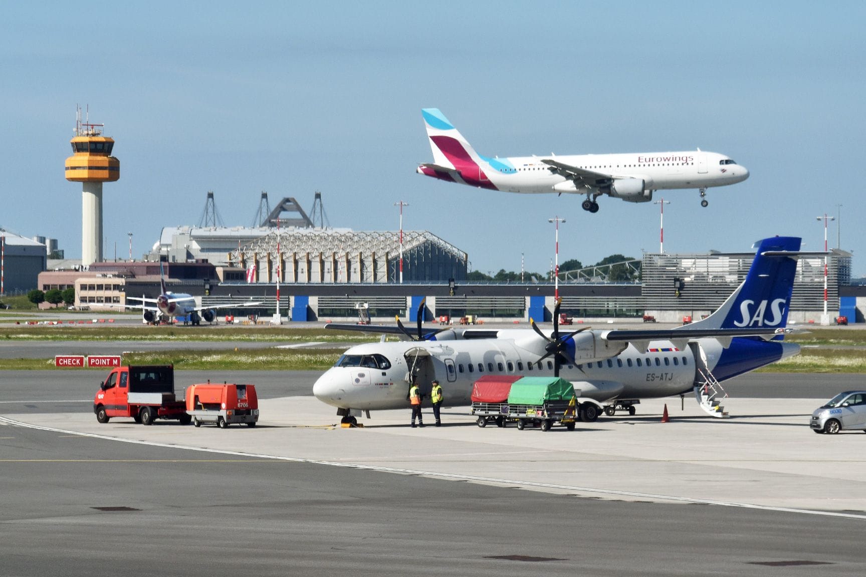 Hamburg Airport: Blick aufs Vorfeld, die Landebahn 05 und die Gebäude der Lufthansa Technik.