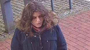 Mit diesem Fahndungsfoto sucht die Polizei nach Shirin M.: Die Frau steht im Verdacht, ihren Vermieter getötet zu haben.