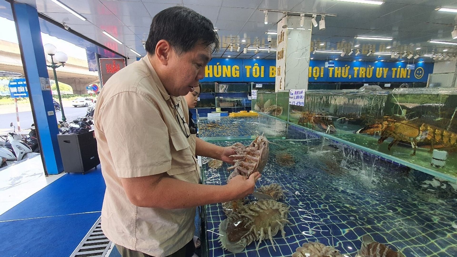 Professor Peter Ng bei der Untersuchung von Riesenasseln auf einem Fischmarkt in Hanoi.