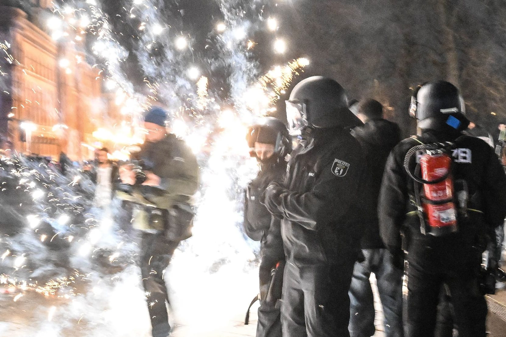 Polizisten zum Jahreswechsel am Alexanderplatz in Berlin.