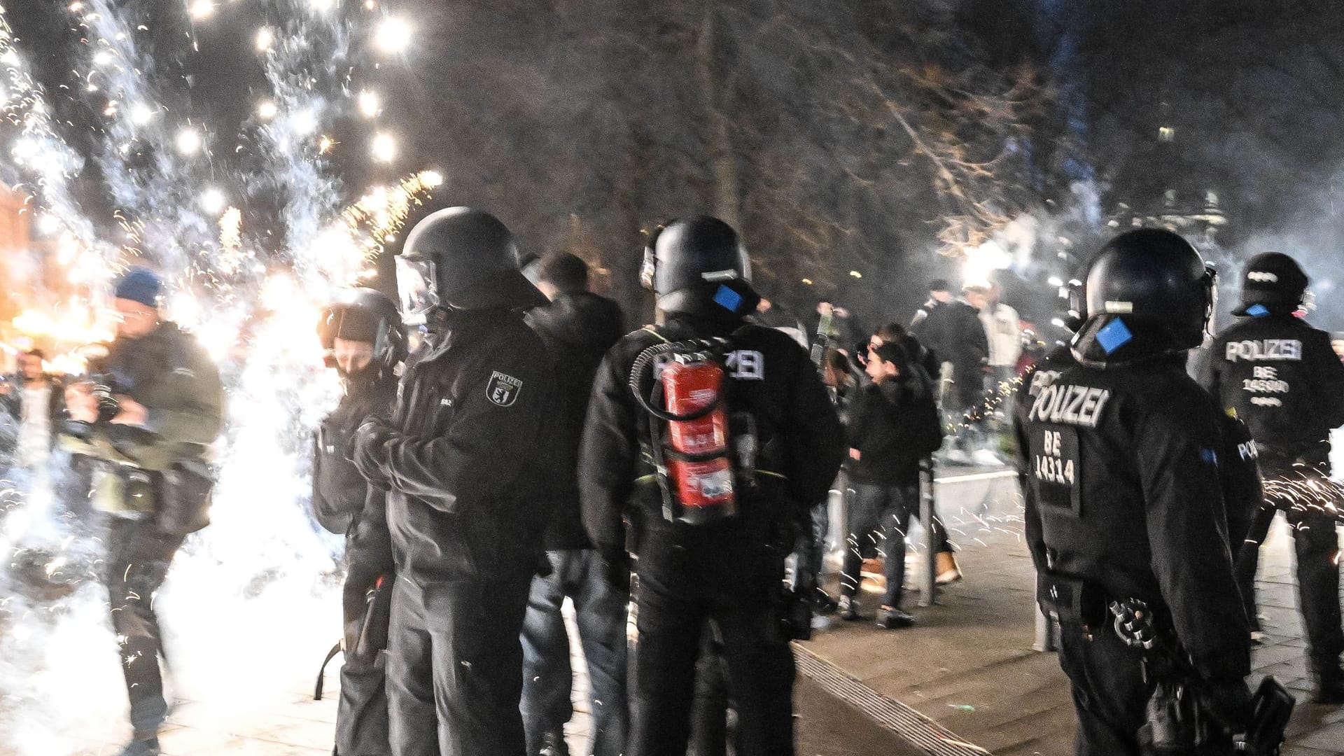 Polizisten zum Jahreswechsel am Alexanderplatz in Berlin.