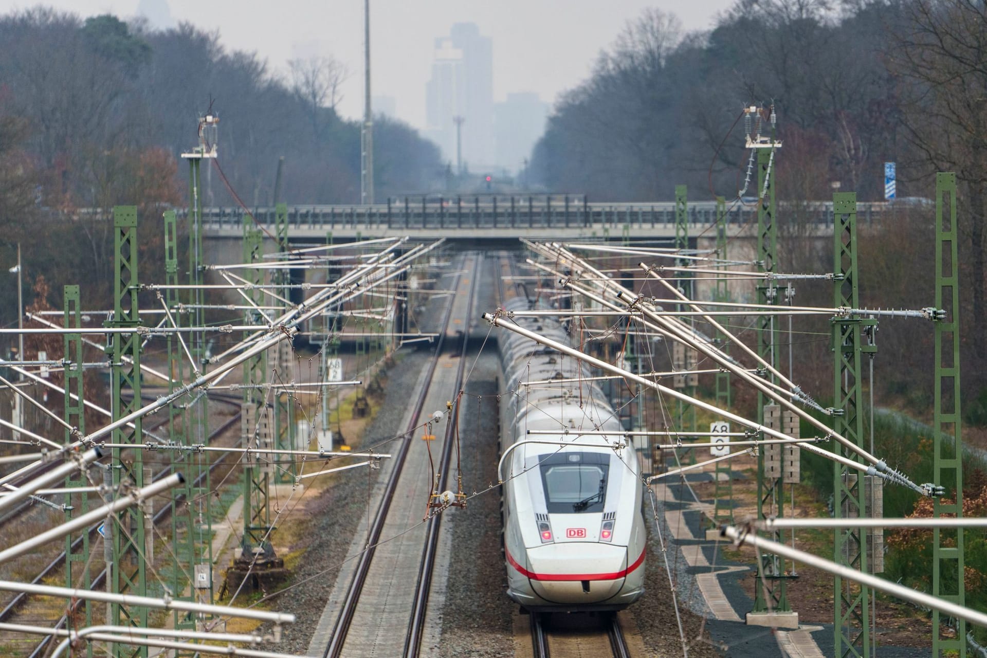 Bahnbetrieb auf Riedbahn läuft wieder