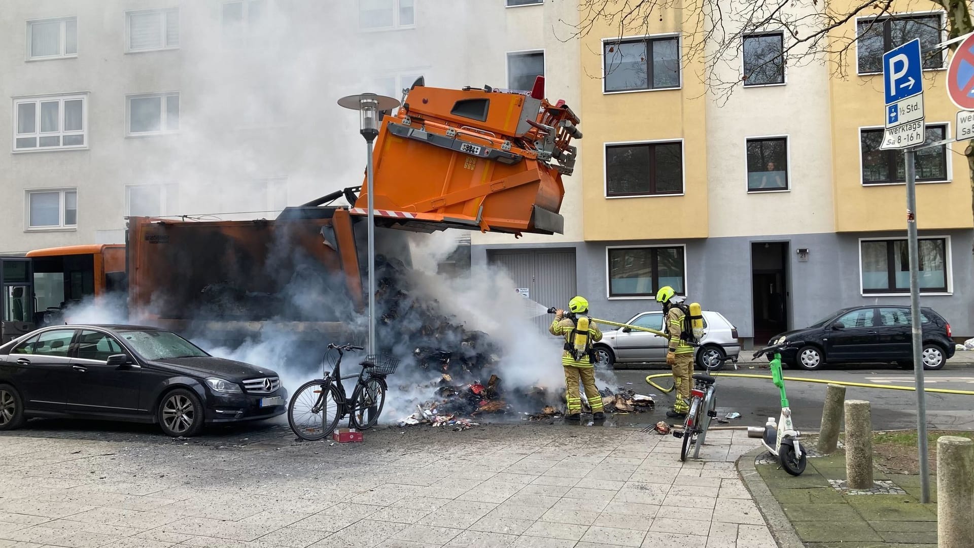 Das brennende Müllauto in der Nordstadt von Hannover: Bei dem Brand wurde niemand verletzt.