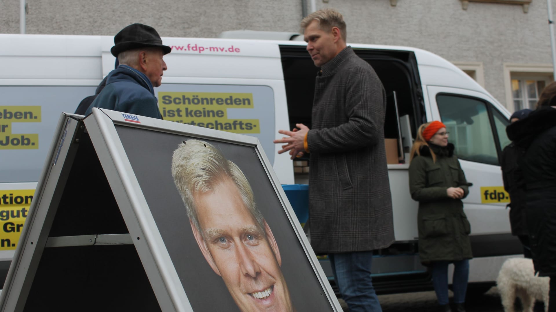 Christian Bartelt im Gespräch auf dem Anklamer Marktplatz.
