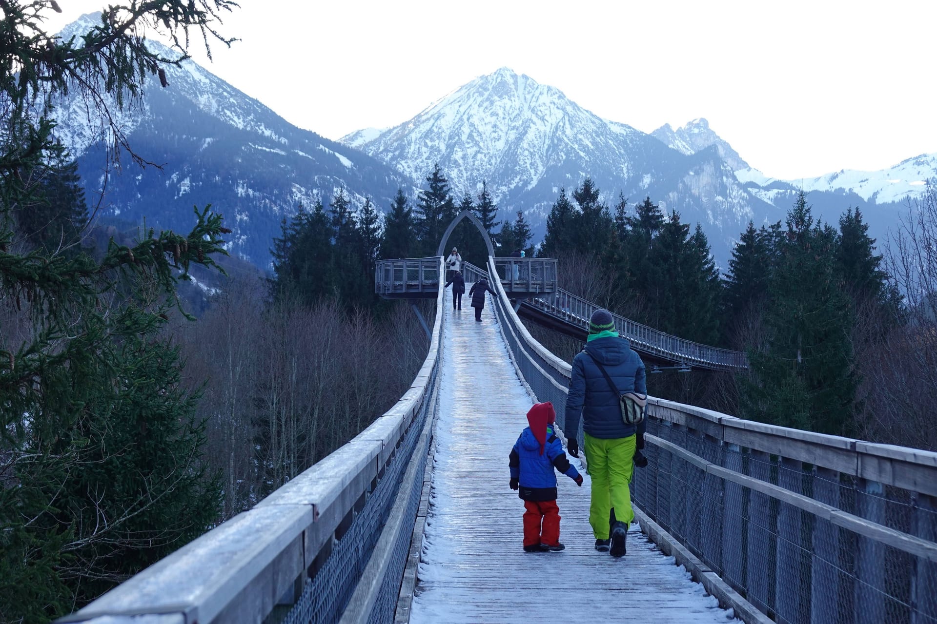 Spaziergänger bei Füssen im Allgäu (Archivfoto): Dort wird in den kommenden Stunden reichlich Schnee erwartet.