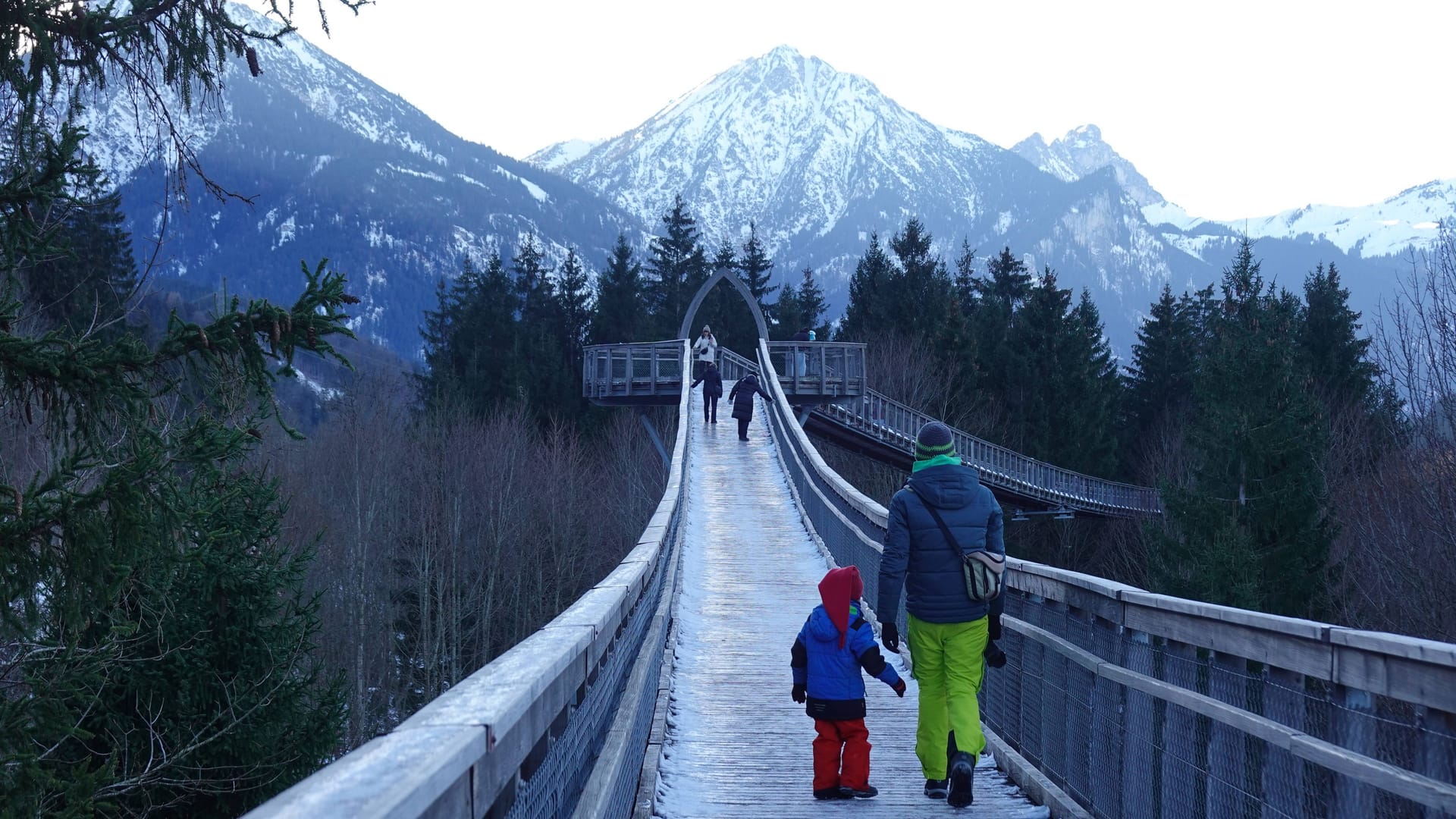 Spaziergänger bei Füssen im Allgäu (Archivfoto): Dort wird in den kommenden Stunden reichlich Schnee erwartet.